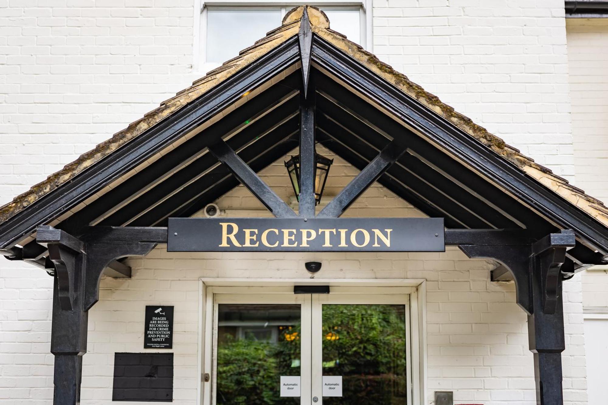 The Red Lion Hotel 히드로 외부 사진