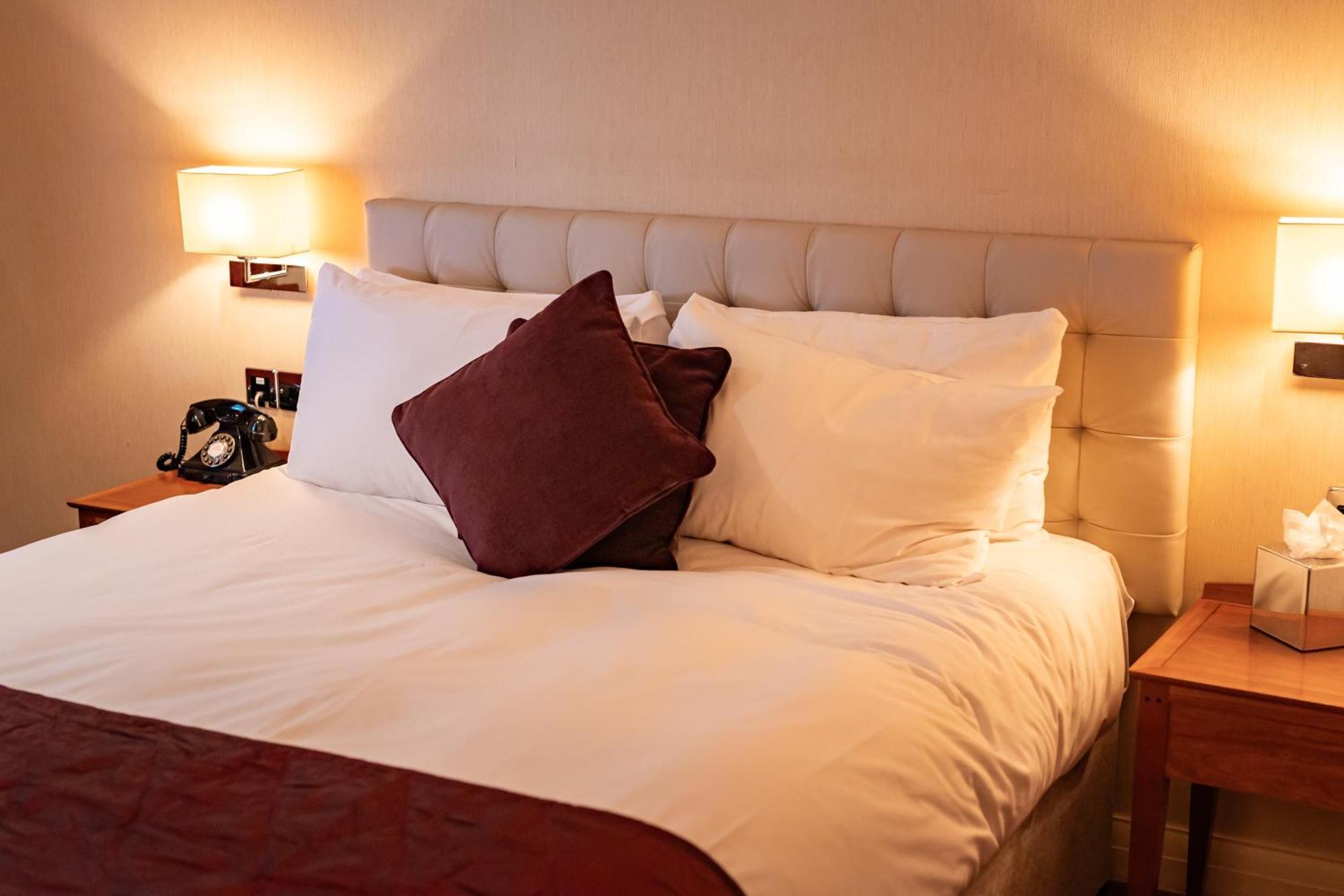 The Red Lion Hotel 히드로 외부 사진
