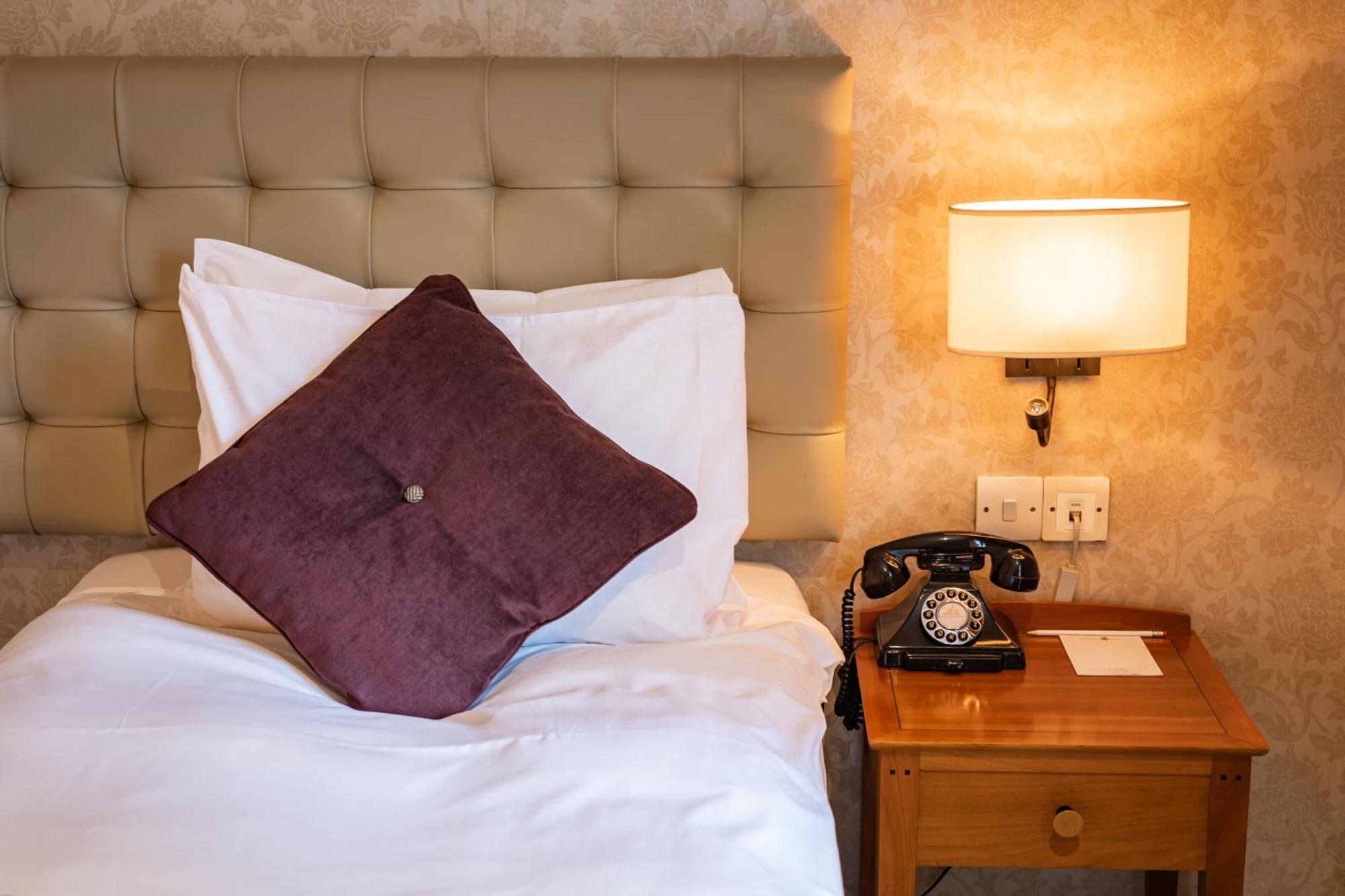 The Red Lion Hotel 히드로 외부 사진
