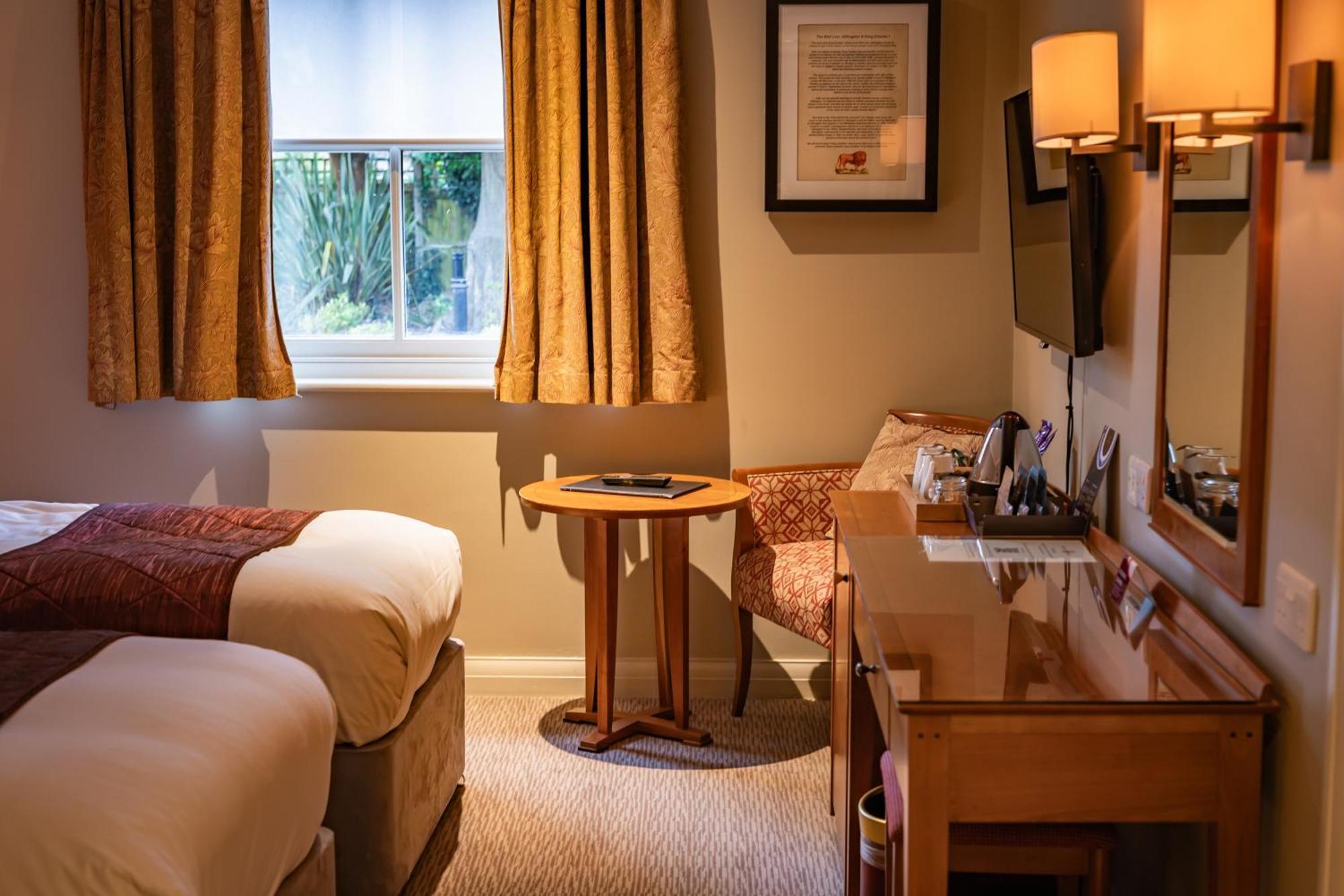 The Red Lion Hotel 히드로 외부 사진