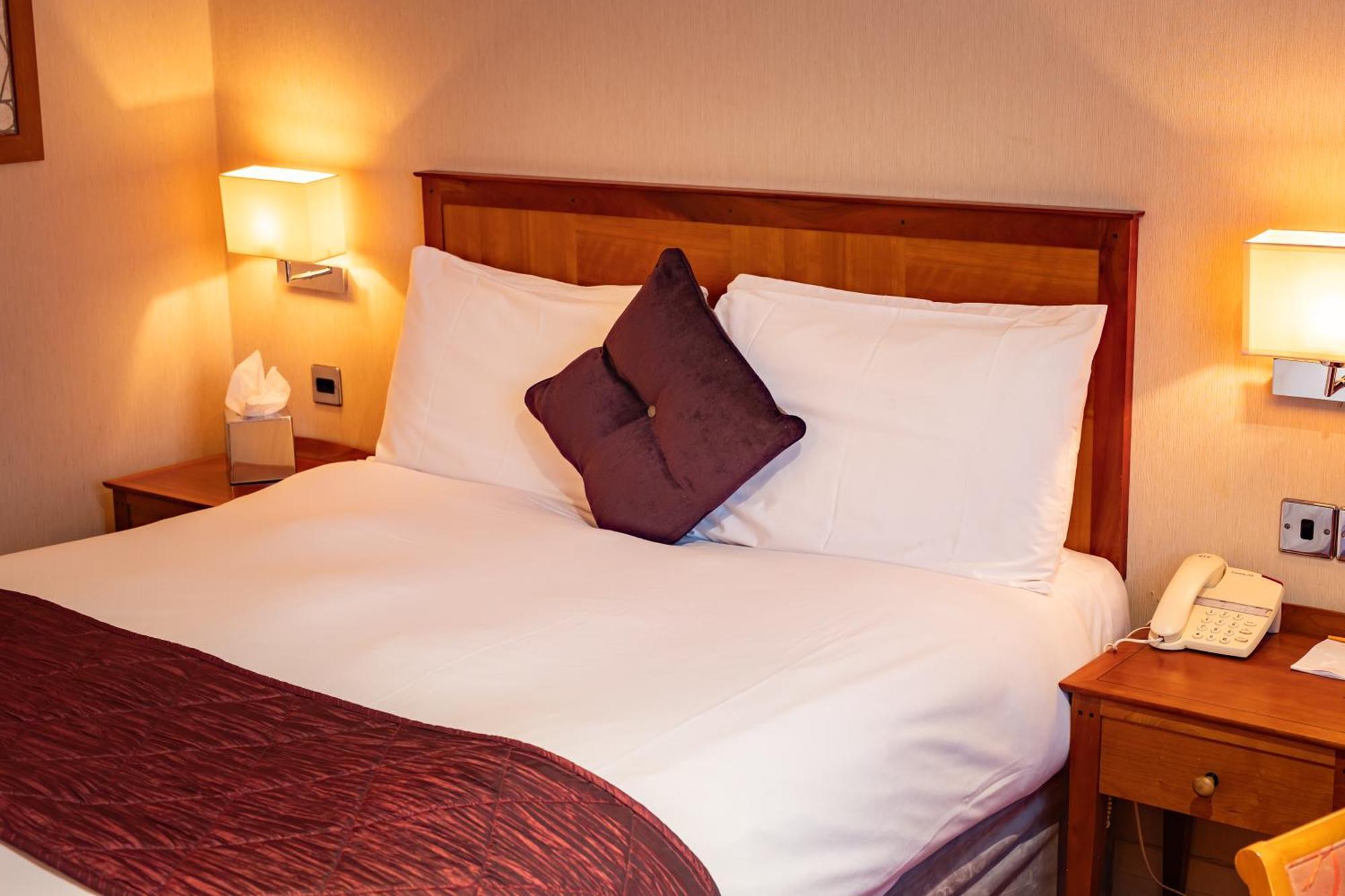 The Red Lion Hotel 히드로 외부 사진