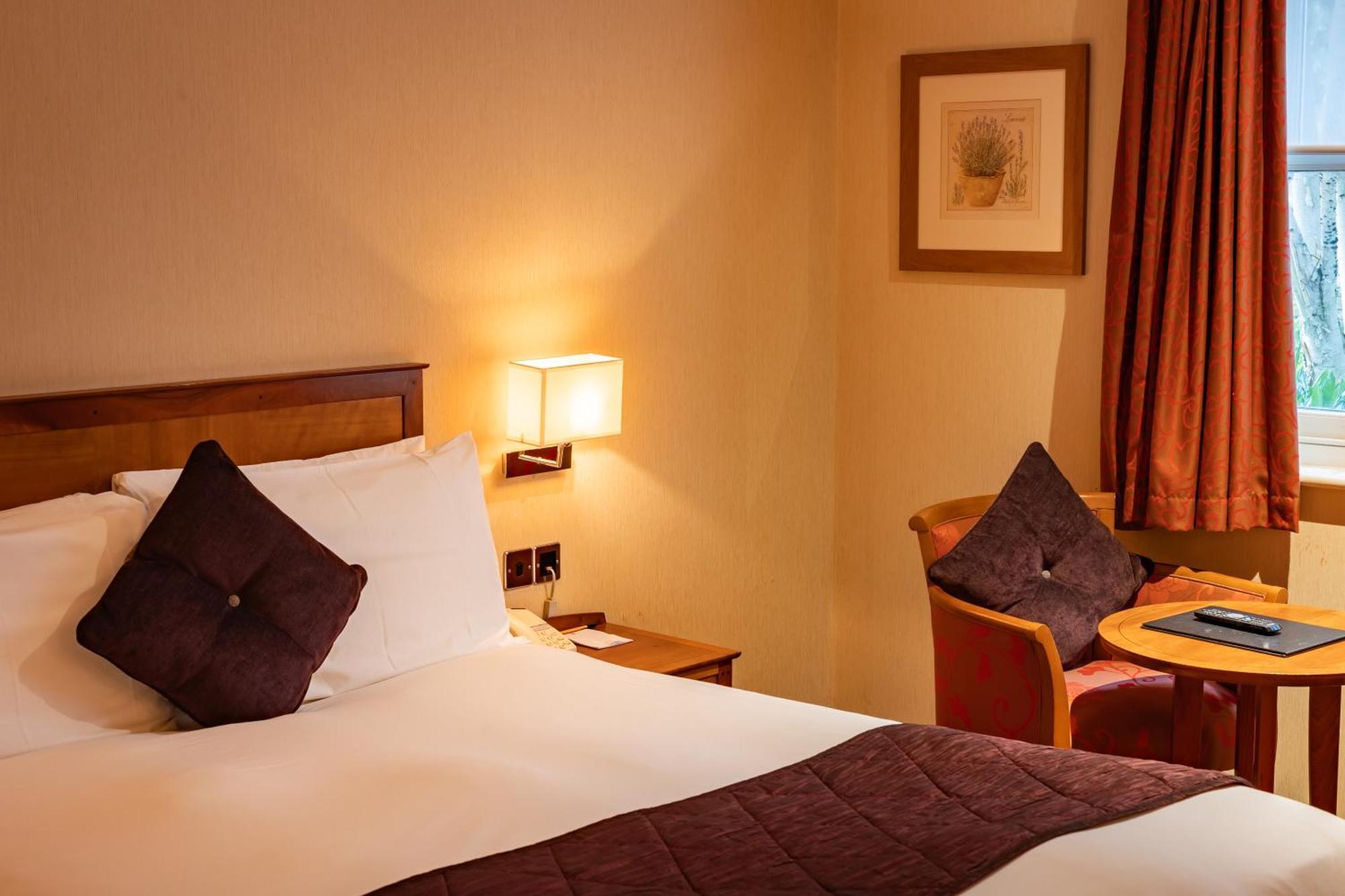 The Red Lion Hotel 히드로 외부 사진